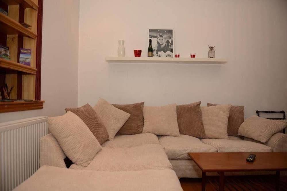 בארי F3 2 Bedroomed Town House - Free Parking - Super 150 Mbps Wifi Near Gavin N Stacey Film House - 1 Free Dog Allowed מראה חיצוני תמונה