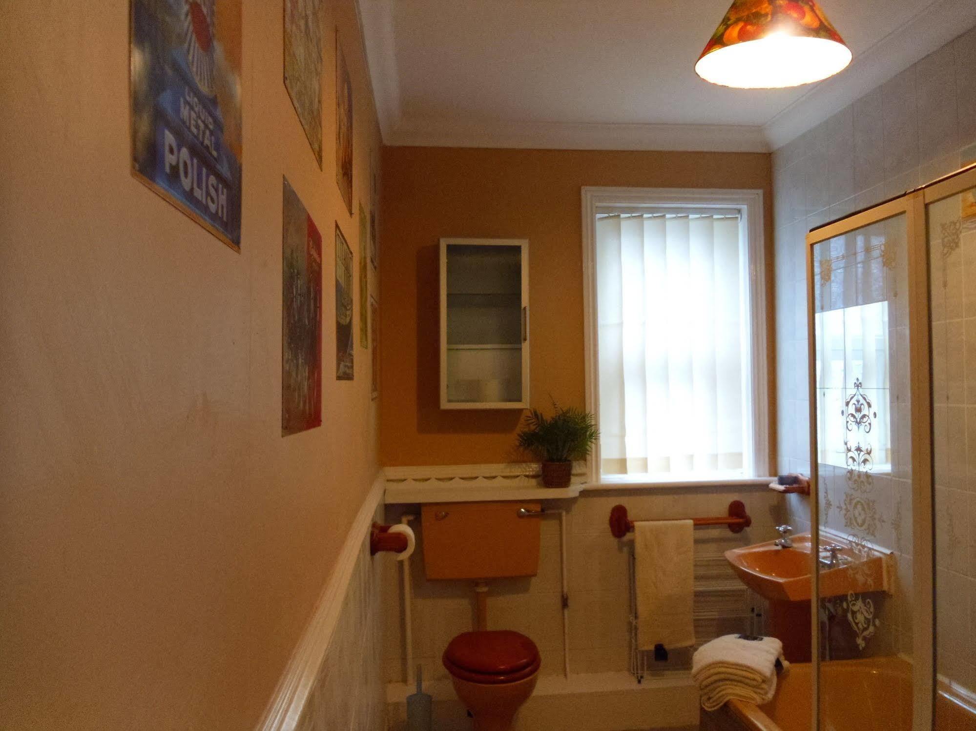 בארי F3 2 Bedroomed Town House - Free Parking - Super 150 Mbps Wifi Near Gavin N Stacey Film House - 1 Free Dog Allowed מראה חיצוני תמונה