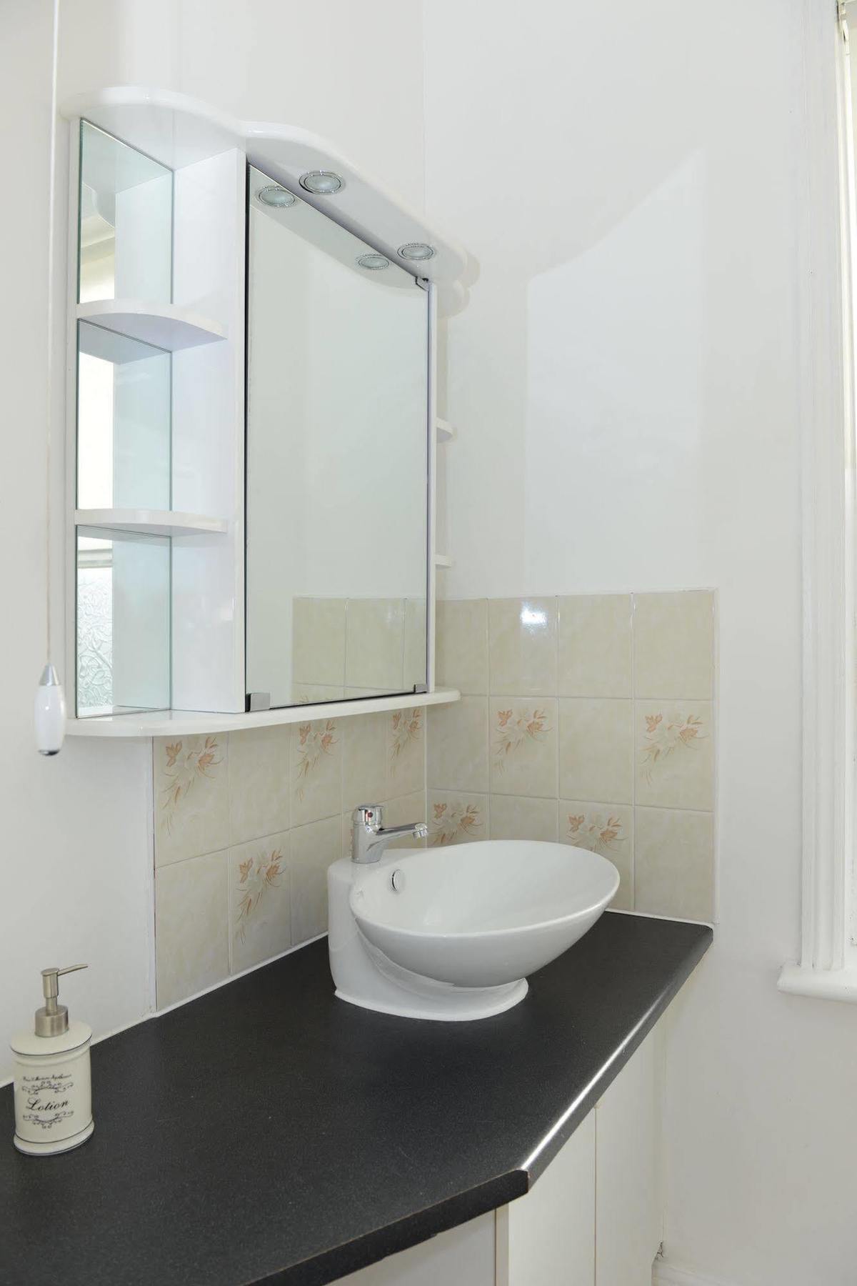 בארי F3 2 Bedroomed Town House - Free Parking - Super 150 Mbps Wifi Near Gavin N Stacey Film House - 1 Free Dog Allowed מראה חיצוני תמונה