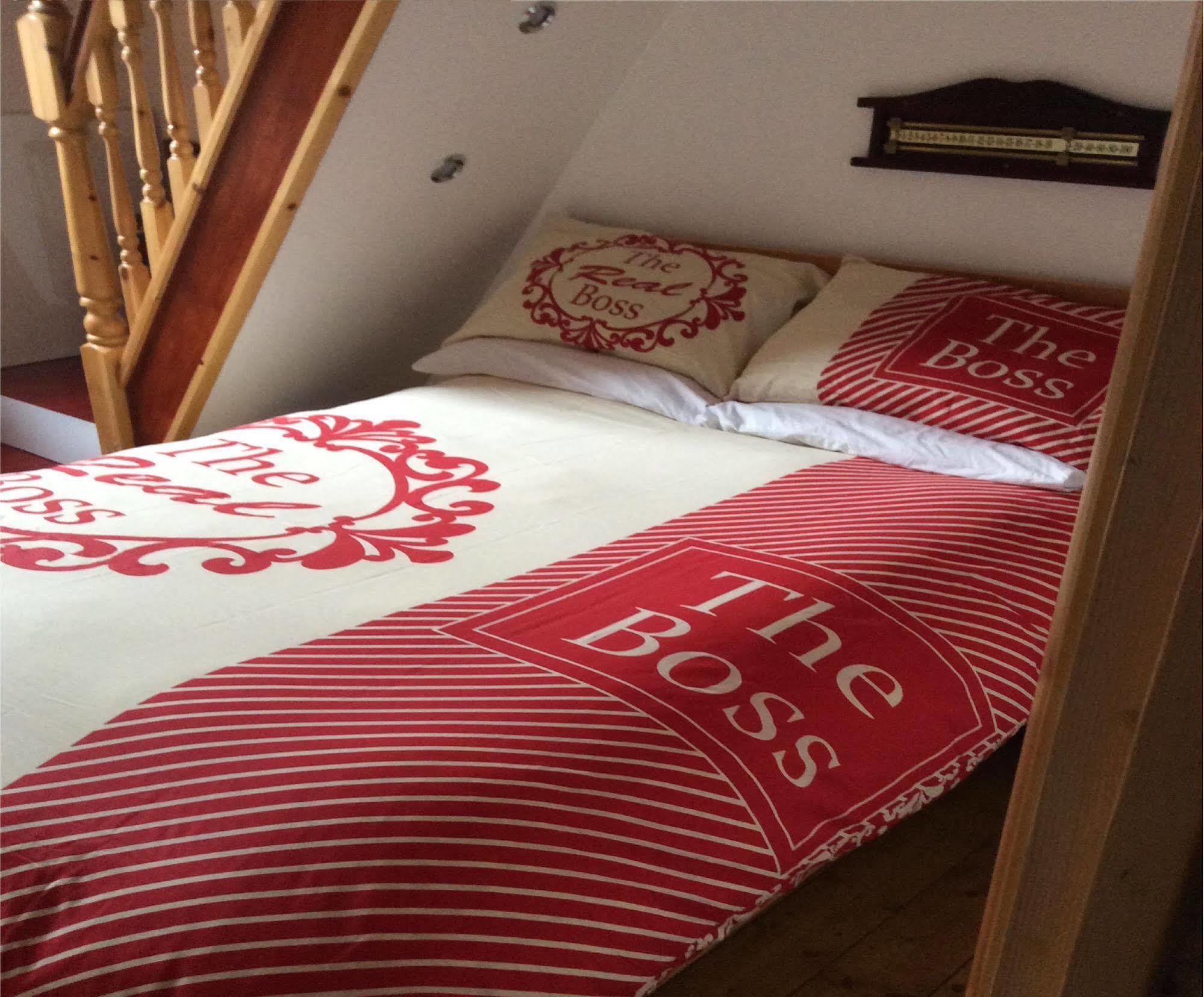בארי F3 2 Bedroomed Town House - Free Parking - Super 150 Mbps Wifi Near Gavin N Stacey Film House - 1 Free Dog Allowed מראה חיצוני תמונה
